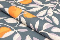 KM8503 Обои виниловые на флизелиновой основе Шафран мотив, синий, апельсины KЕРАМА МАРАЦЦИ - фото 142637